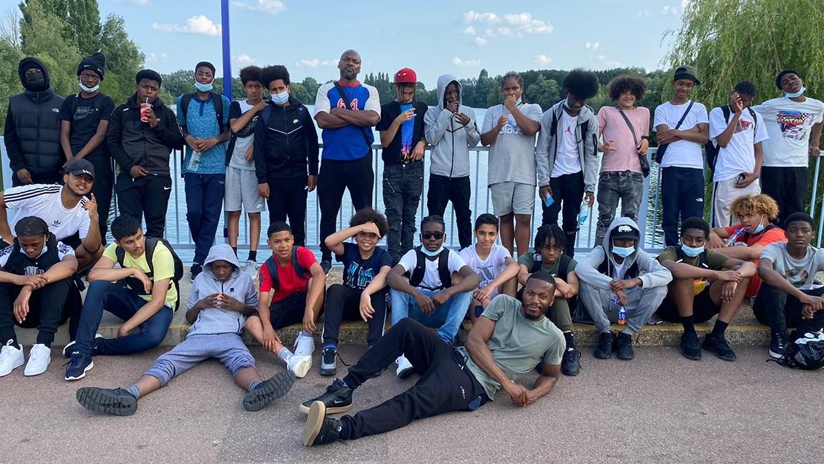 Group photo of young people posing for camera at Thorpe Park