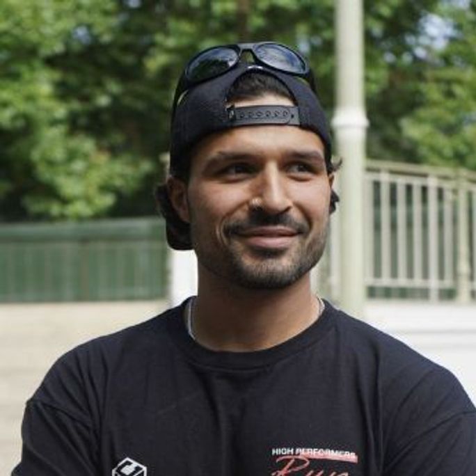 Portrait photo of smiling man.